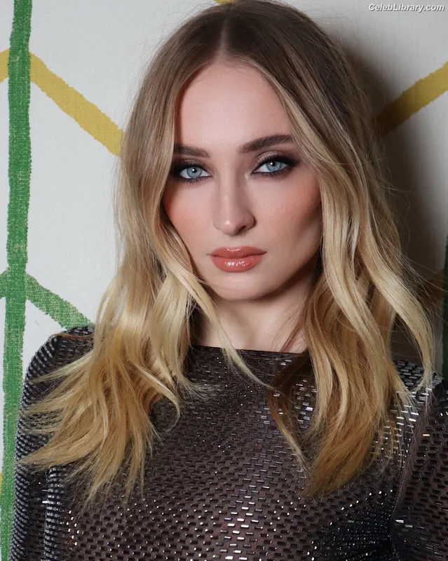 Sophie Turner photo 5 of 479