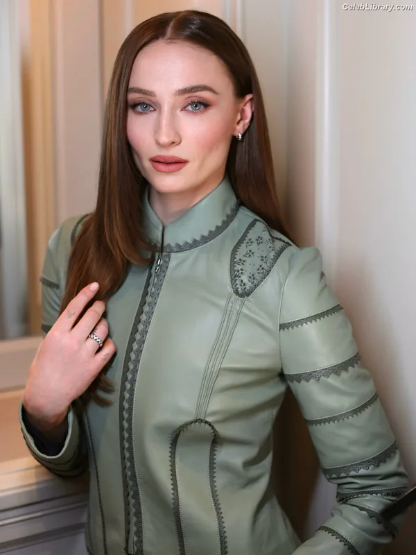 Sophie Turner photo 8 of 479
