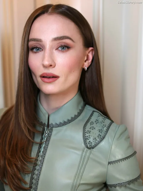 Sophie Turner photo 9 of 479