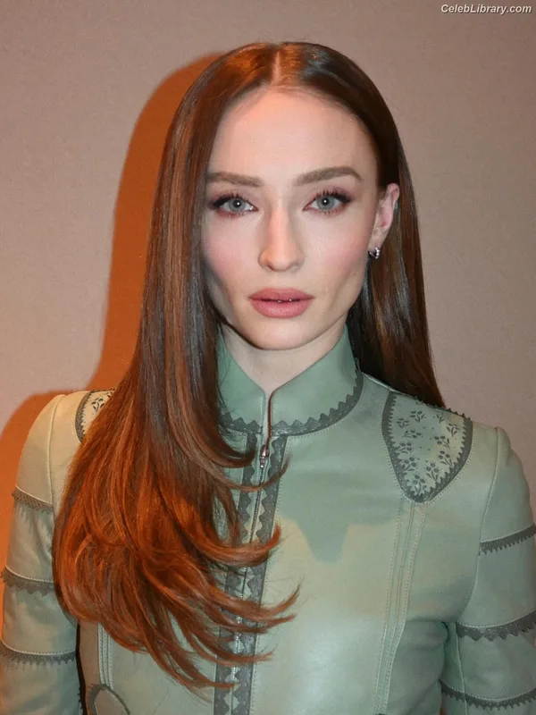 Sophie Turner photo 11 of 479