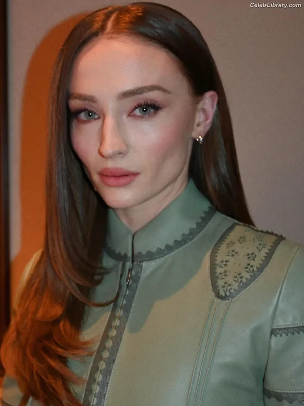 Sophie Turner photo 14 of 479