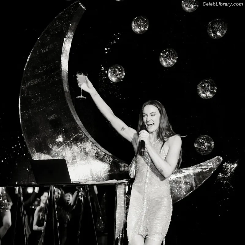 Sophie Turner photo 15 of 479