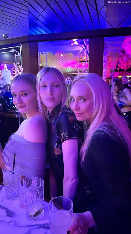 Sophie Turner photo 14 of 479