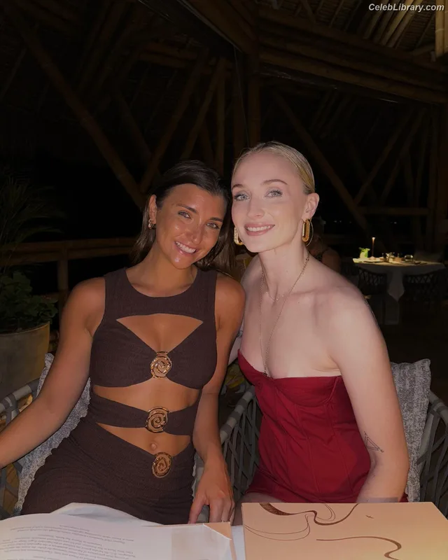Sophie Turner photo 17 of 479