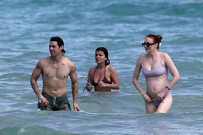Sophie Turner photo 8 of 479