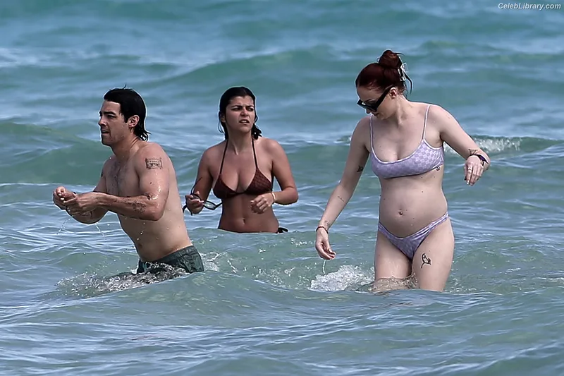 Sophie Turner photo 9 of 479