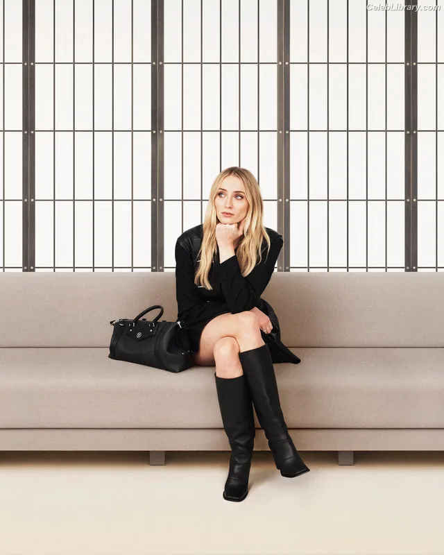 Sophie Turner photo 4 of 479