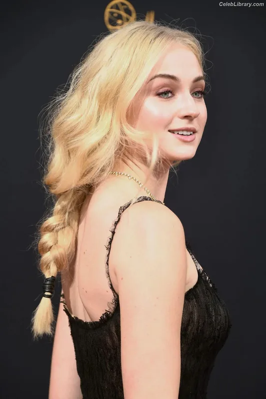 Sophie Turner photo 23 of 479