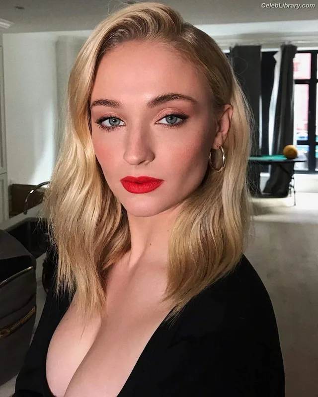 Sophie Turner photo 1 of 479