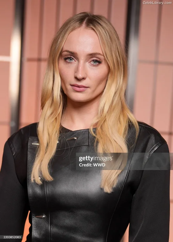 Sophie Turner photo 15 of 479