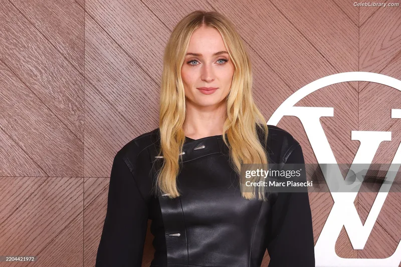 Sophie Turner photo 4 of 479