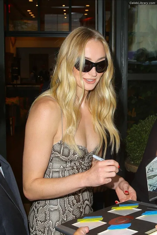 Sophie Turner photo 12 of 479