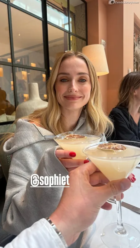 Sophie Turner photo 13 of 479