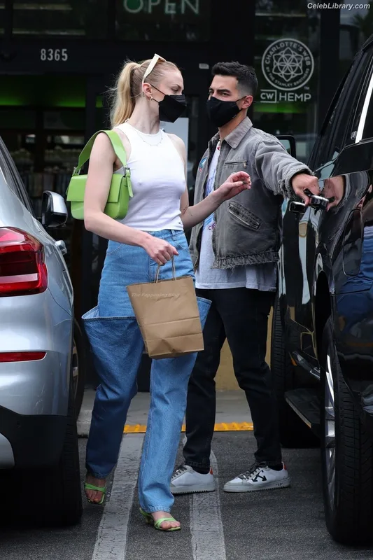 Sophie Turner photo 19 of 479