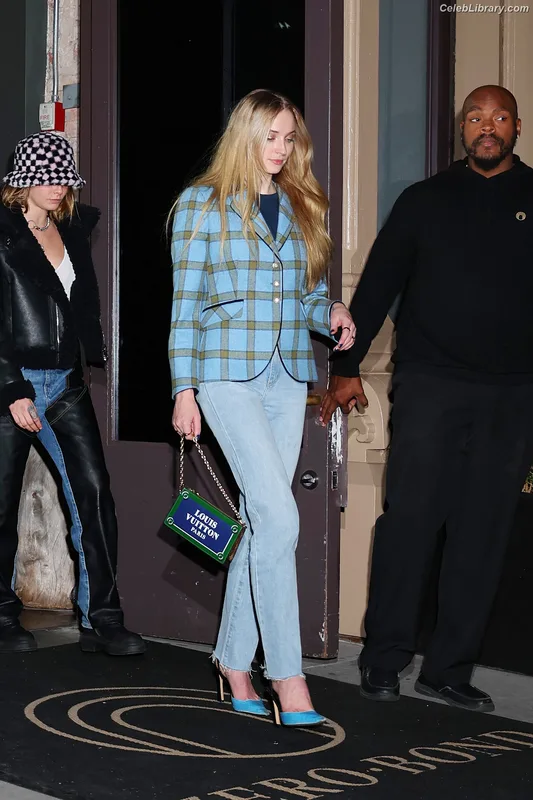 Sophie Turner photo 1 of 479