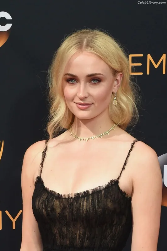 Sophie Turner photo 14 of 479
