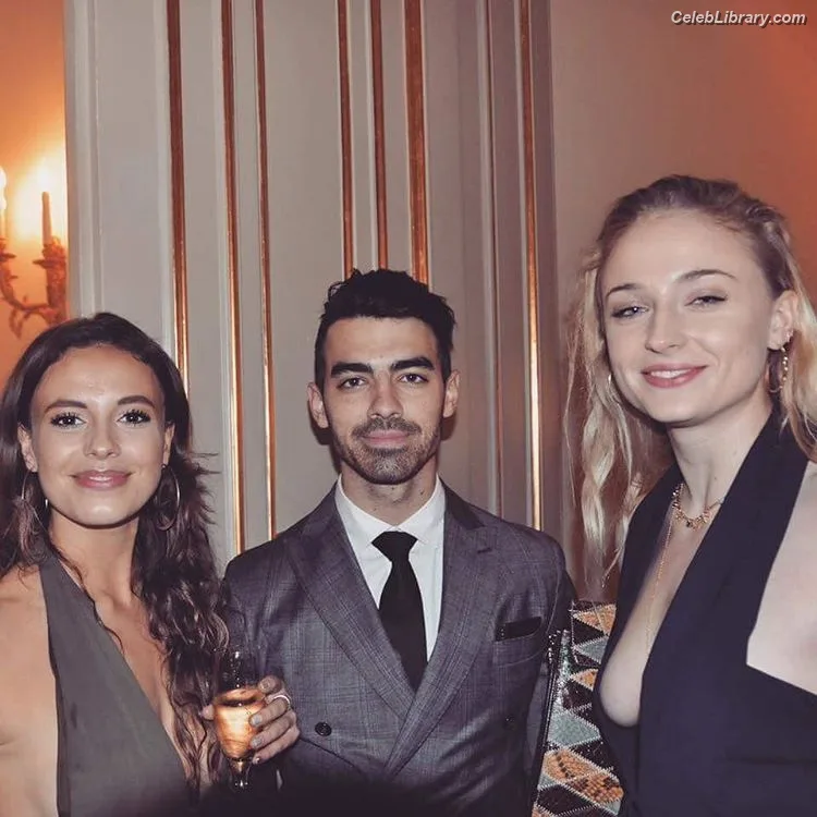 Sophie Turner photo 17 of 479