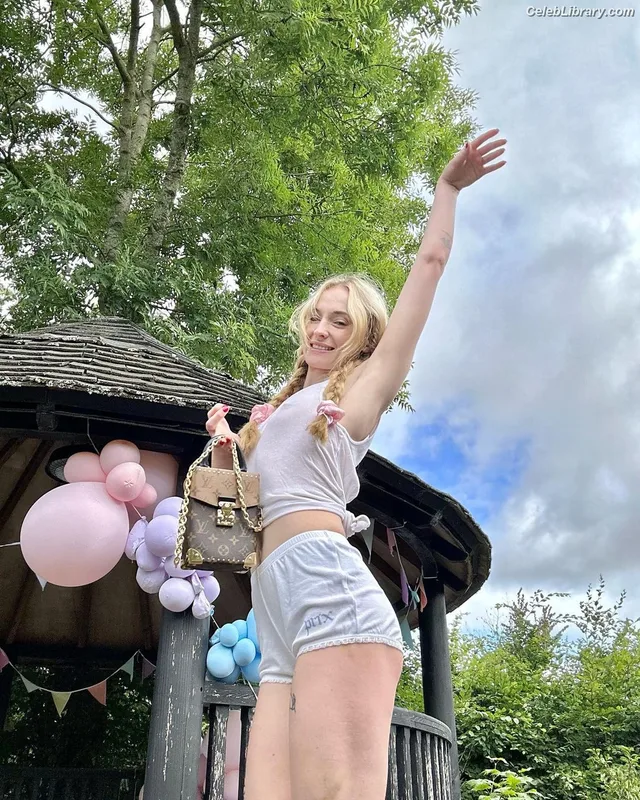 Sophie Turner photo 24 of 479