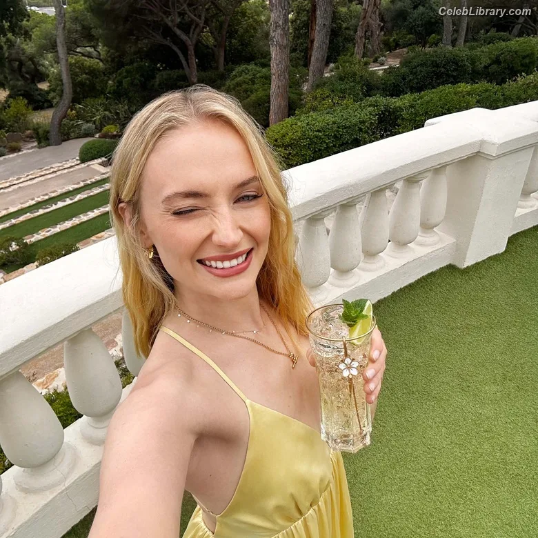 Sophie Turner photo 1 of 479