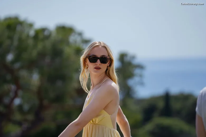 Sophie Turner photo 3 of 479