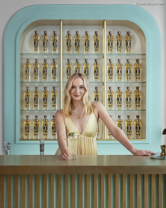 Sophie Turner photo 4 of 479