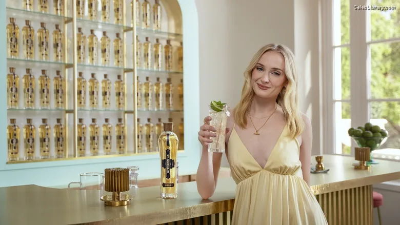 Sophie Turner photo 7 of 479