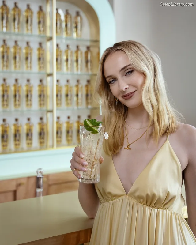Sophie Turner photo 9 of 479