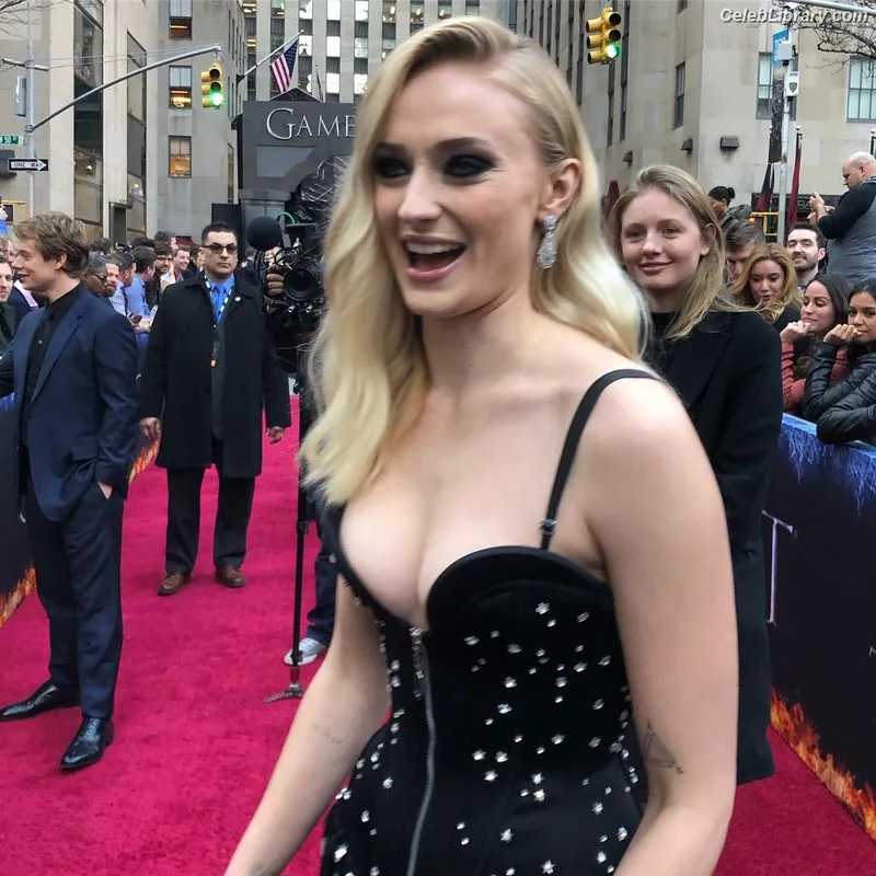 Sophie Turner photo 17 of 479
