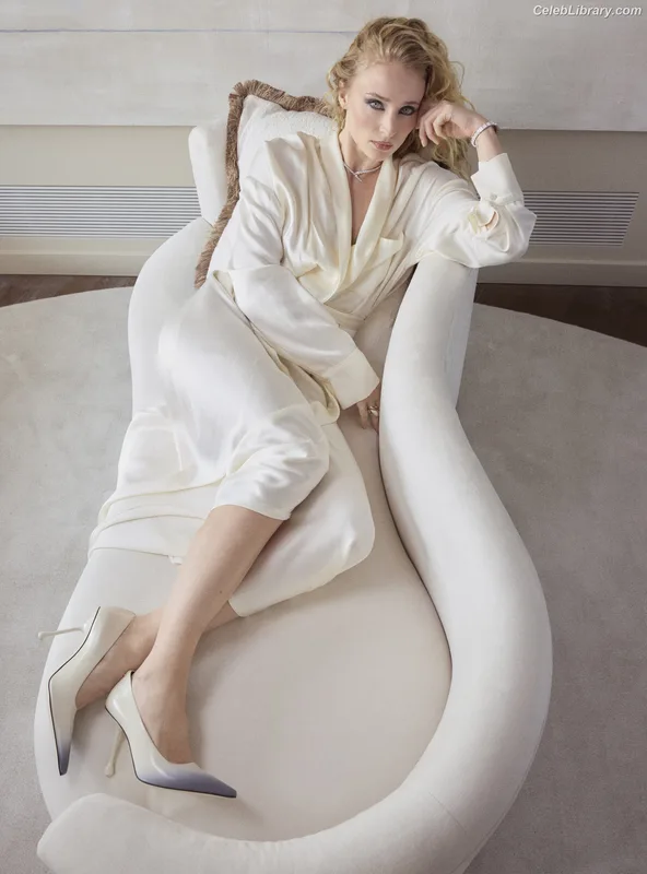 Sophie Turner photo 3 of 479