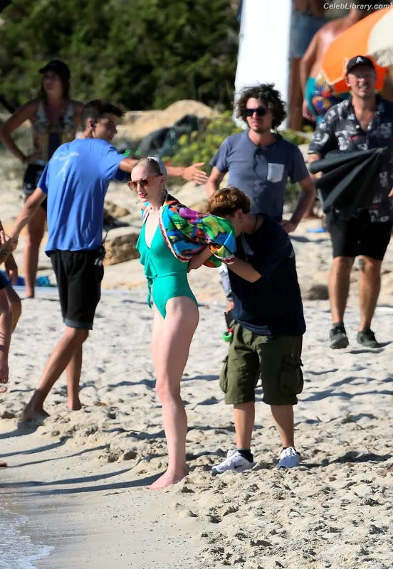 Sophie Turner photo 4 of 479