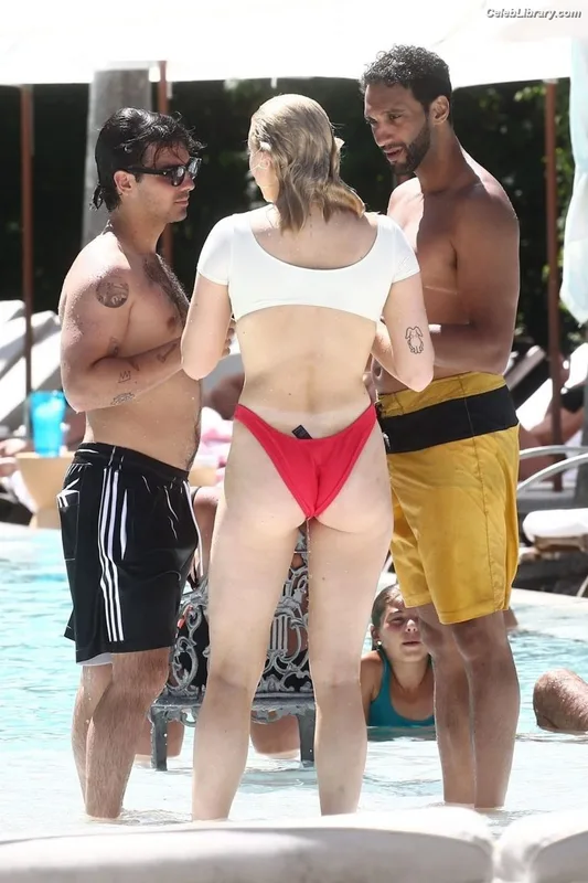 Sophie Turner photo 10 of 479
