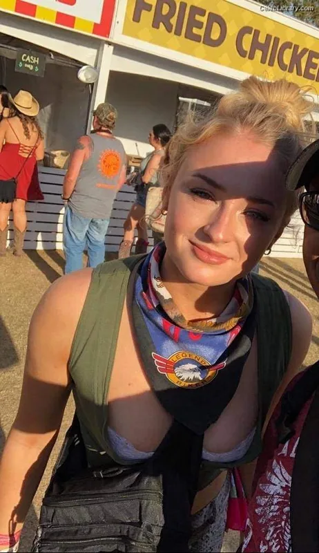 Sophie Turner photo 19 of 479