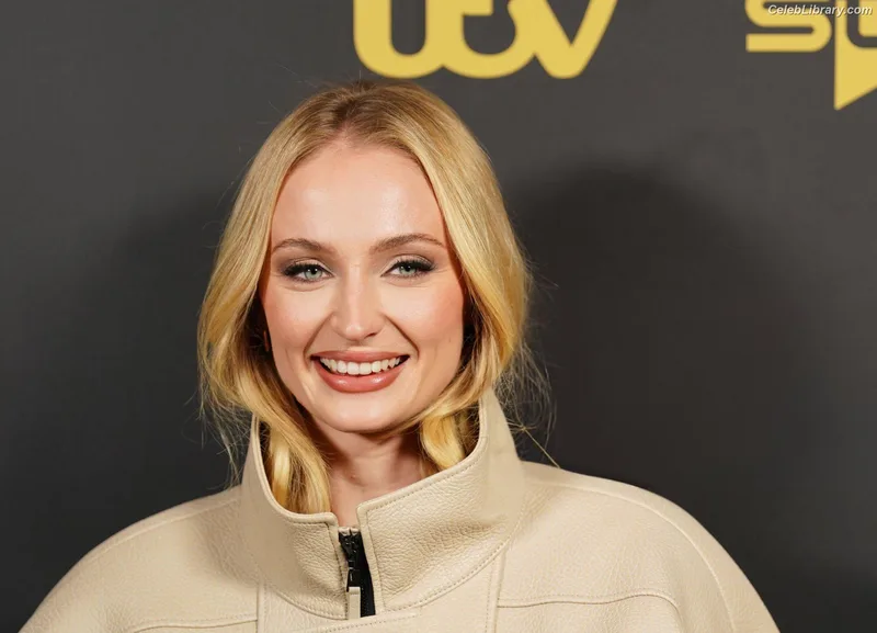 Sophie Turner photo 9 of 479