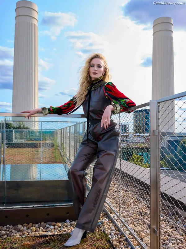 Sophie Turner photo 10 of 479