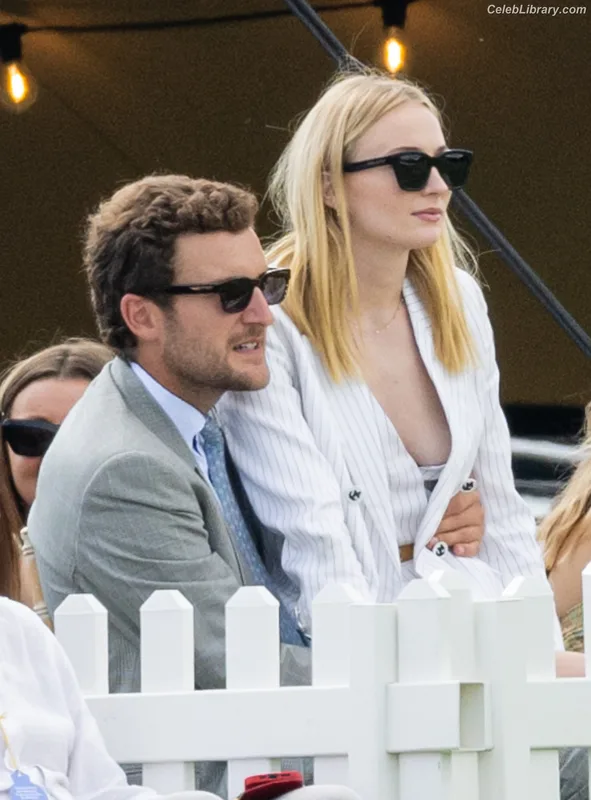 Sophie Turner photo 13 of 479