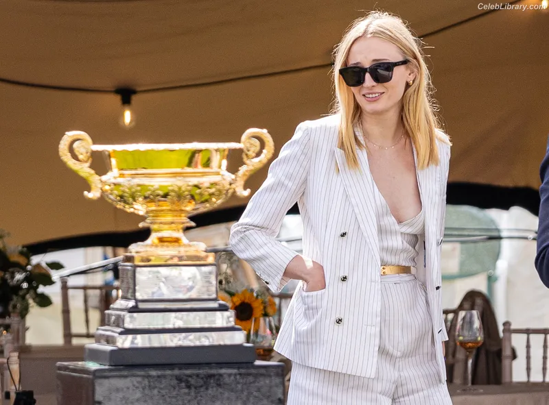Sophie Turner photo 14 of 479
