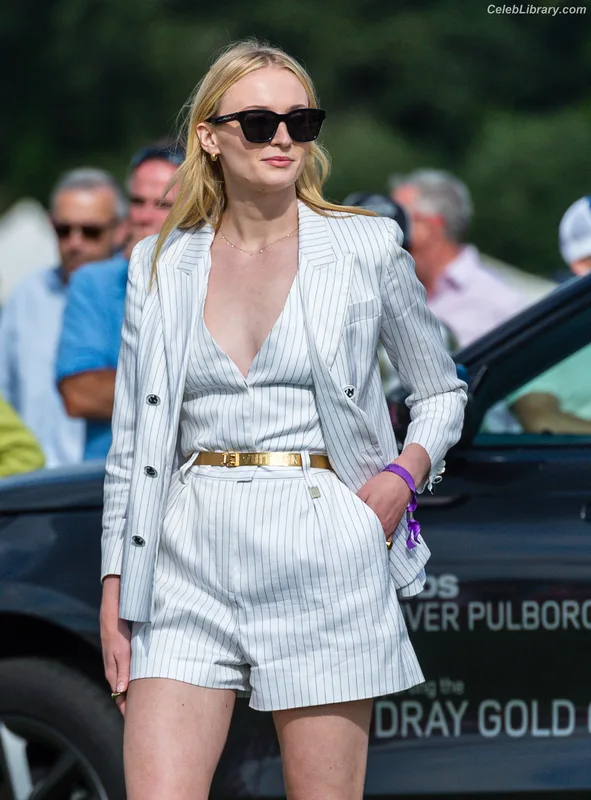 Sophie Turner photo 15 of 479