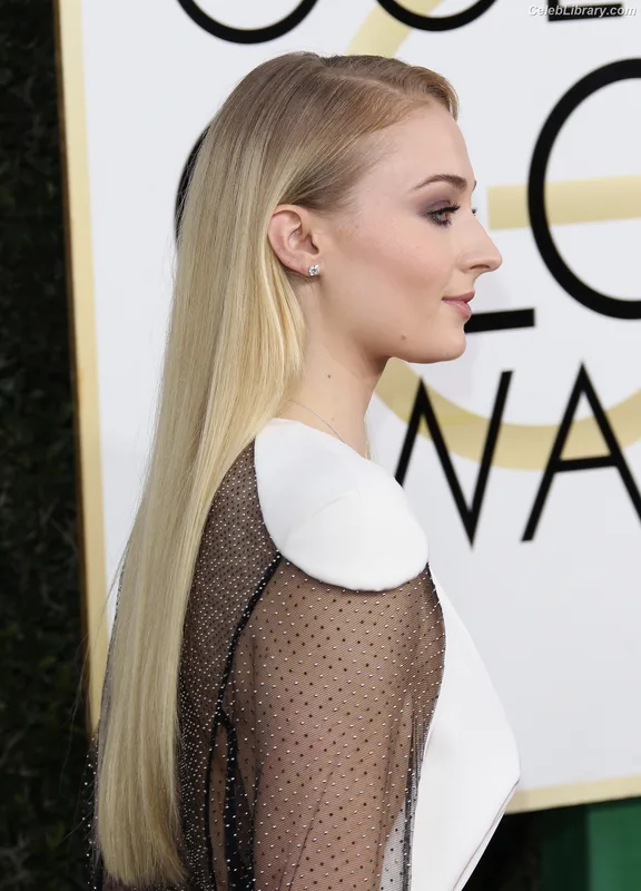 Sophie Turner photo 4 of 479