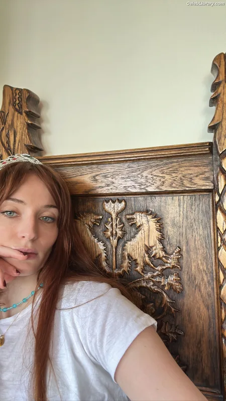 Sophie Turner photo 7 of 479