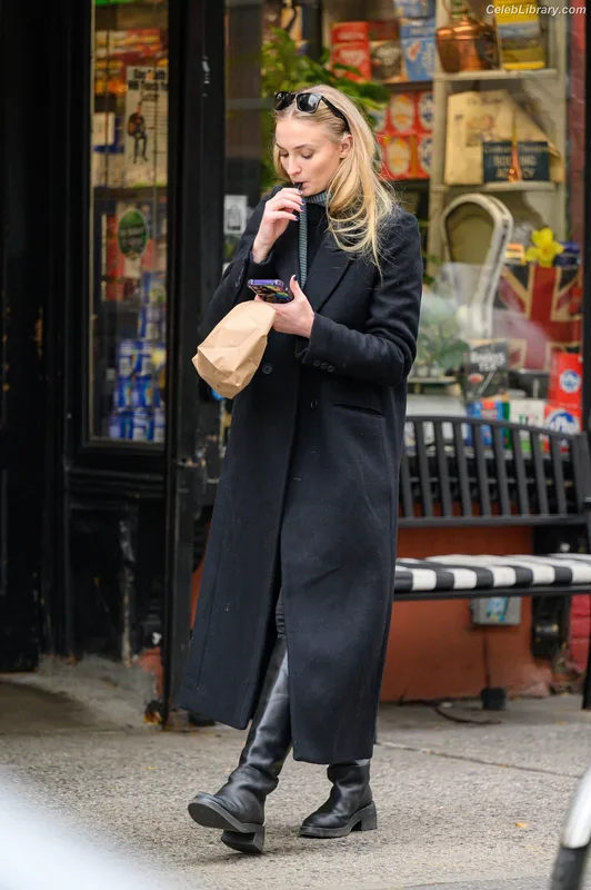 Sophie Turner photo 10 of 479