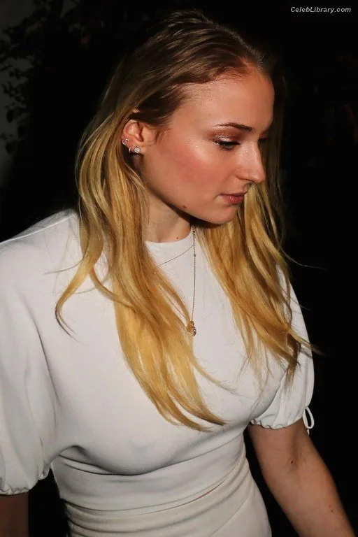 Sophie Turner photo 11 of 479