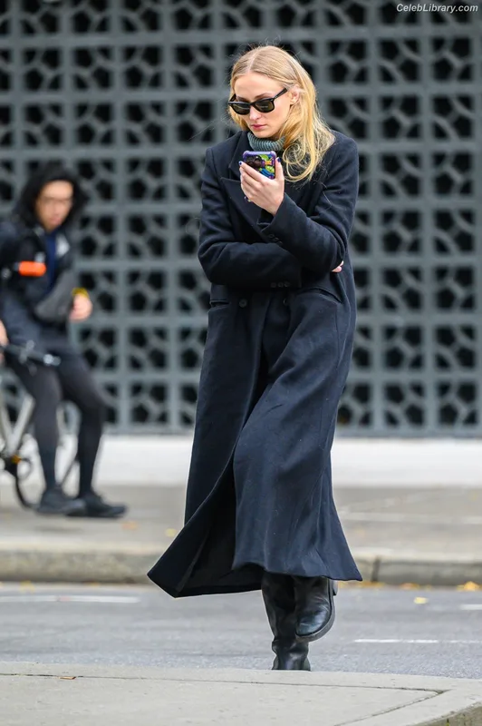 Sophie Turner photo 16 of 479