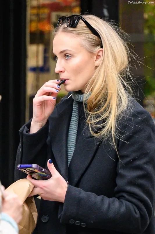 Sophie Turner photo 19 of 479