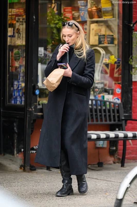 Sophie Turner photo 20 of 479