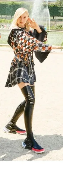 Sophie Turner photo 23 of 479