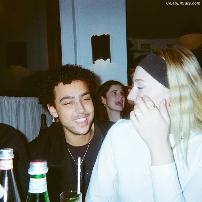 Sophie Turner photo 10 of 479