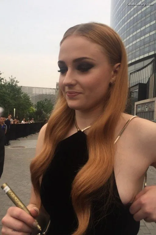 Sophie Turner photo 11 of 479