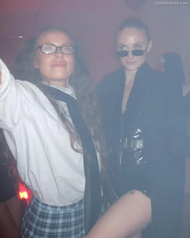 Sophie Turner photo 16 of 479