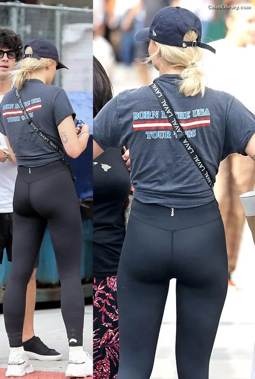Sophie Turner photo 23 of 479