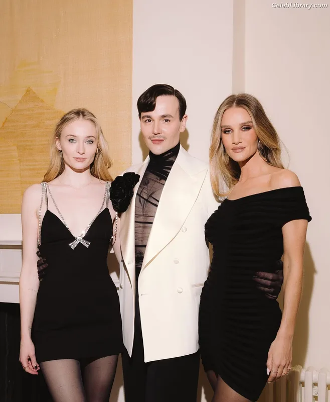 Sophie Turner photo 2 of 479